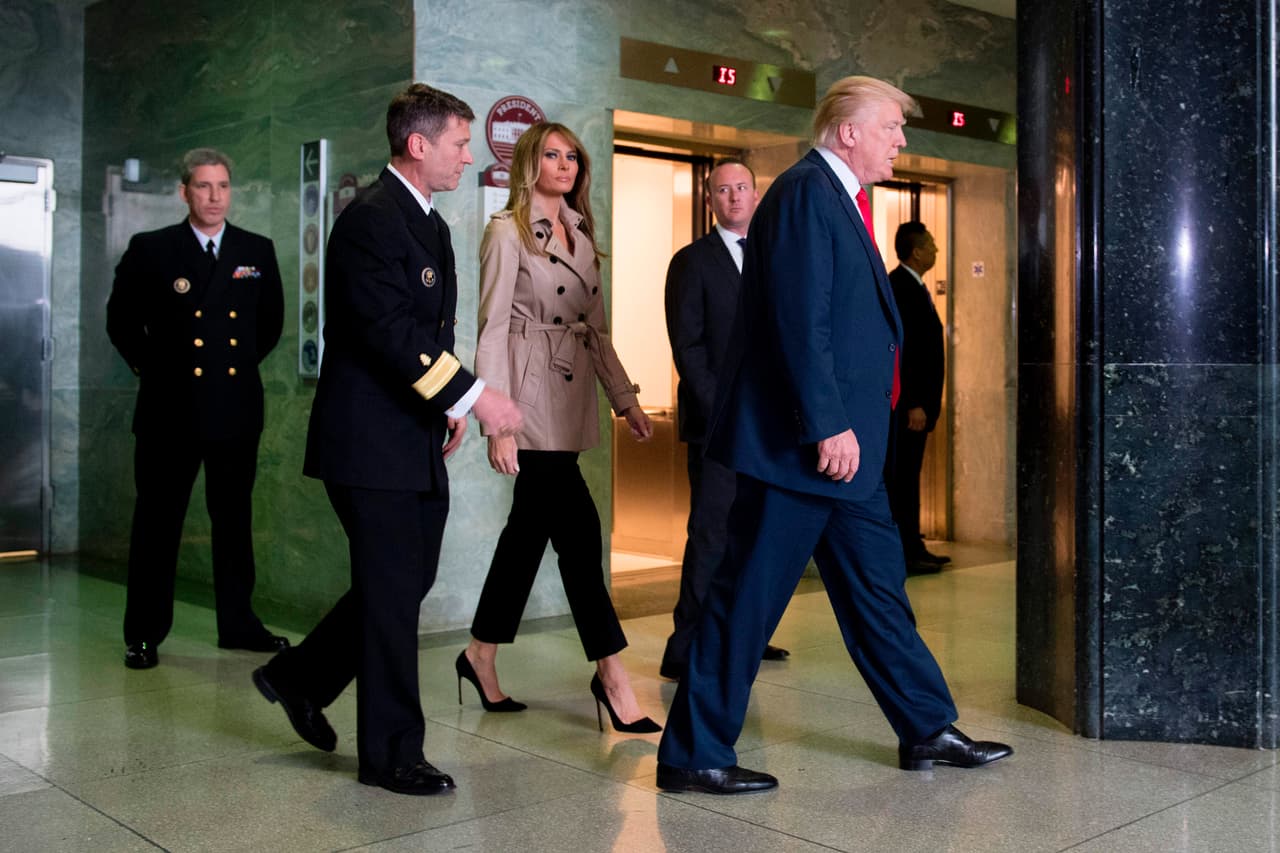 <b>Look total (sin los pantalones): $2,695</b>
<br>
<br>
<b>Abril 22:</b> Su presencia en los actos públicos ha ido aumentando conforme han pasado los primeros 100 días de mandato del presidente Trump. Si bien en los primeros meses su remarcable ausencia hizo que muchos se cuestionaran si era
<b> <a href="http://www.univision.com/noticias/trending/ocupara-ivanka-trump-el-papel-de-primera-dama-mientras-melania-lleva-13-dias-sin-aparecer-la-hija-mayor-acompana-al-presidente-en-un-acto-oficial">Ivanka Trump la verdadera primera dama</a></b>, Melania lentamente ha accedido a tener una vida un poco más pública. Así vestida acompañó al presidente en el homenaje al sargento Alvaro Barrientos, herido en Afganistán.