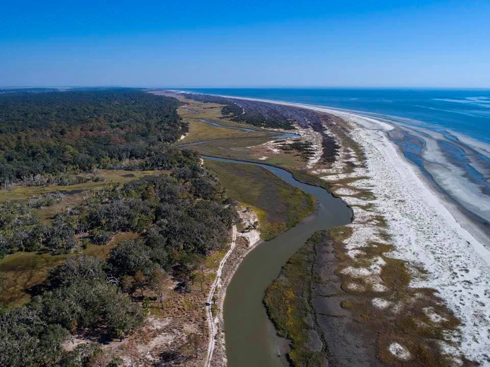 <b>Ossabaw Island Inlet</b>. Ossabaw es la Golden Island ubicada más al norte y está repleta de paisajes diversos. Los pantanos interiores están fuera de los límites, por lo que los pescadores pueden dirigirse a la ensenada en busca de truchas marinas. Se sabe que viajar en la ensenada es peligroso, así que siempre debes ir con un guía experimentado.
<br>
<br>
<b><a href="https://marinas.com/map?lat=31.85750009999998&lon=-81.15670009999997&zoom=14&markers=marina,harbor,anchorage,inlet,bridge,lock,lighthouse,ferry,landmark&style=dockwa/cja1gtn25aemq2rt24d01c57w&pin_id=85id19">Cómo llegar</a></b>