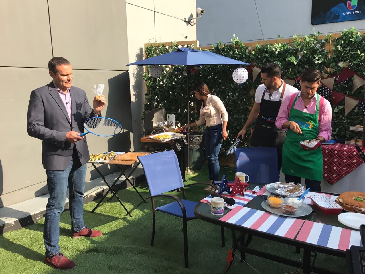 Parece ser que Alan Tacher hizo un viaje a su infancia con esta raqueta con “gallitos” para el bádminton.