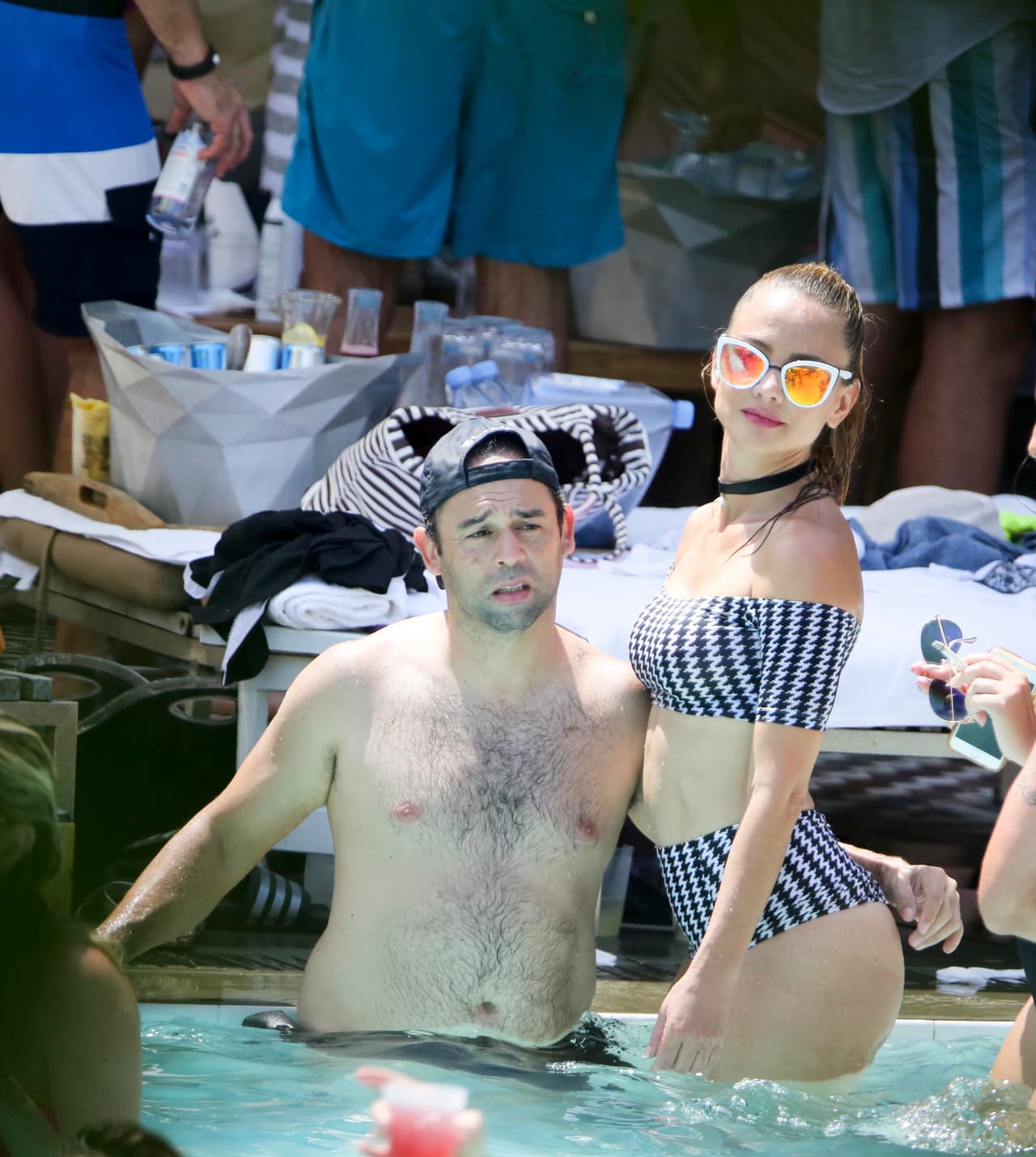 La bella colombiana no se encontraba sola.