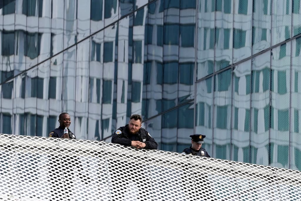 Un fuerte dispositivo de seguridad ha sido desplegado en San Francisco, especialmente para contener protestas.