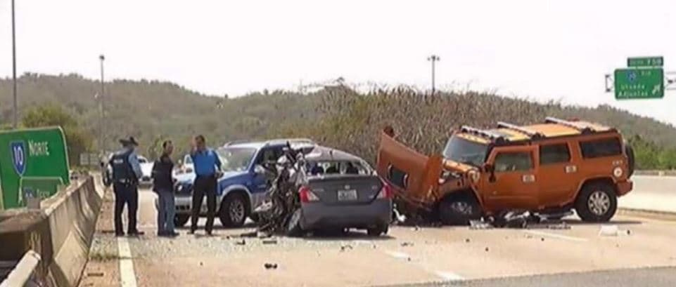 El accidente ocurrió cuando el conductor de una guagua marca Hummer del año 2006 invadió los carriles contrarios de la autopista e impactó de frente un automóvil Nissan Versa que era manejado por el baloncelista, quien murió en el acto.
