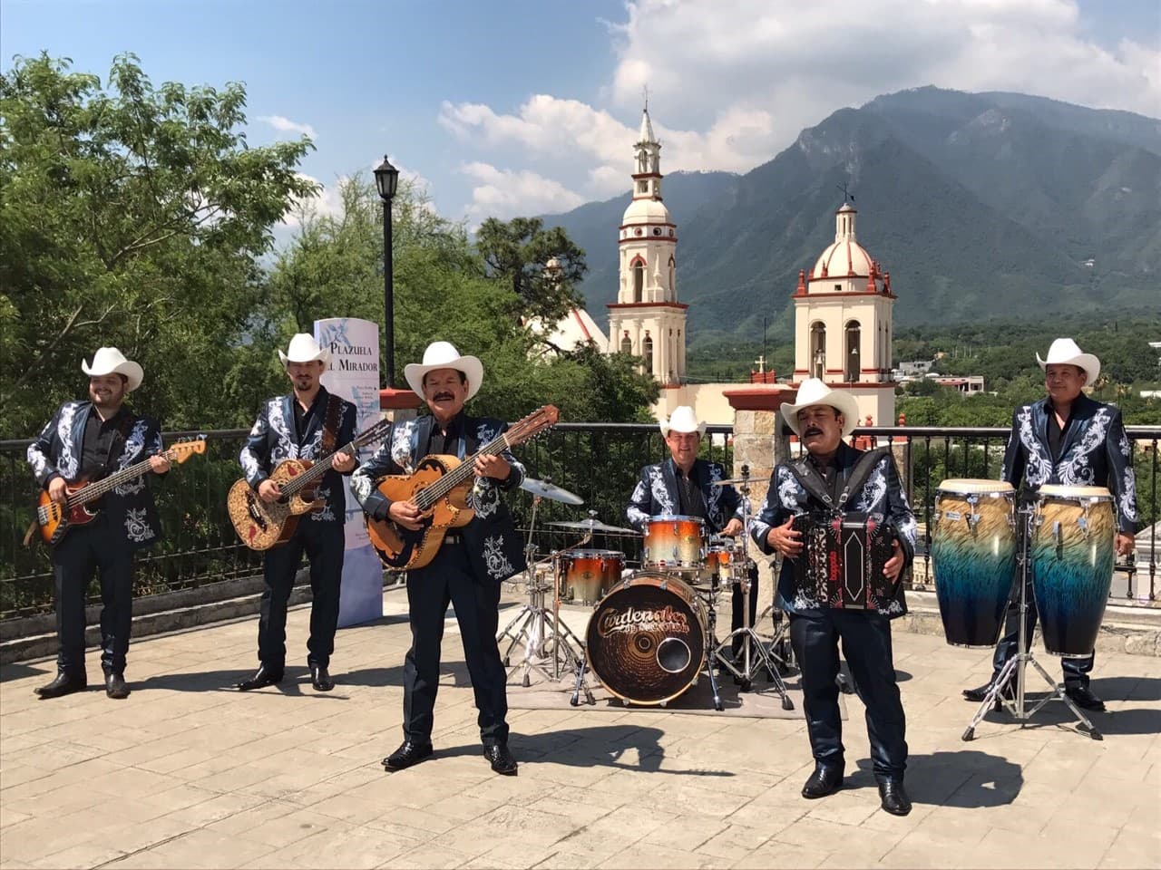 En el marco de su 35 aniversario, Los Cardenales de Nuevo León tienen nueva producción discográfica titulada 'Un aviso del cielo' de donde se desprende el tema 'Complemento Perfecto'.