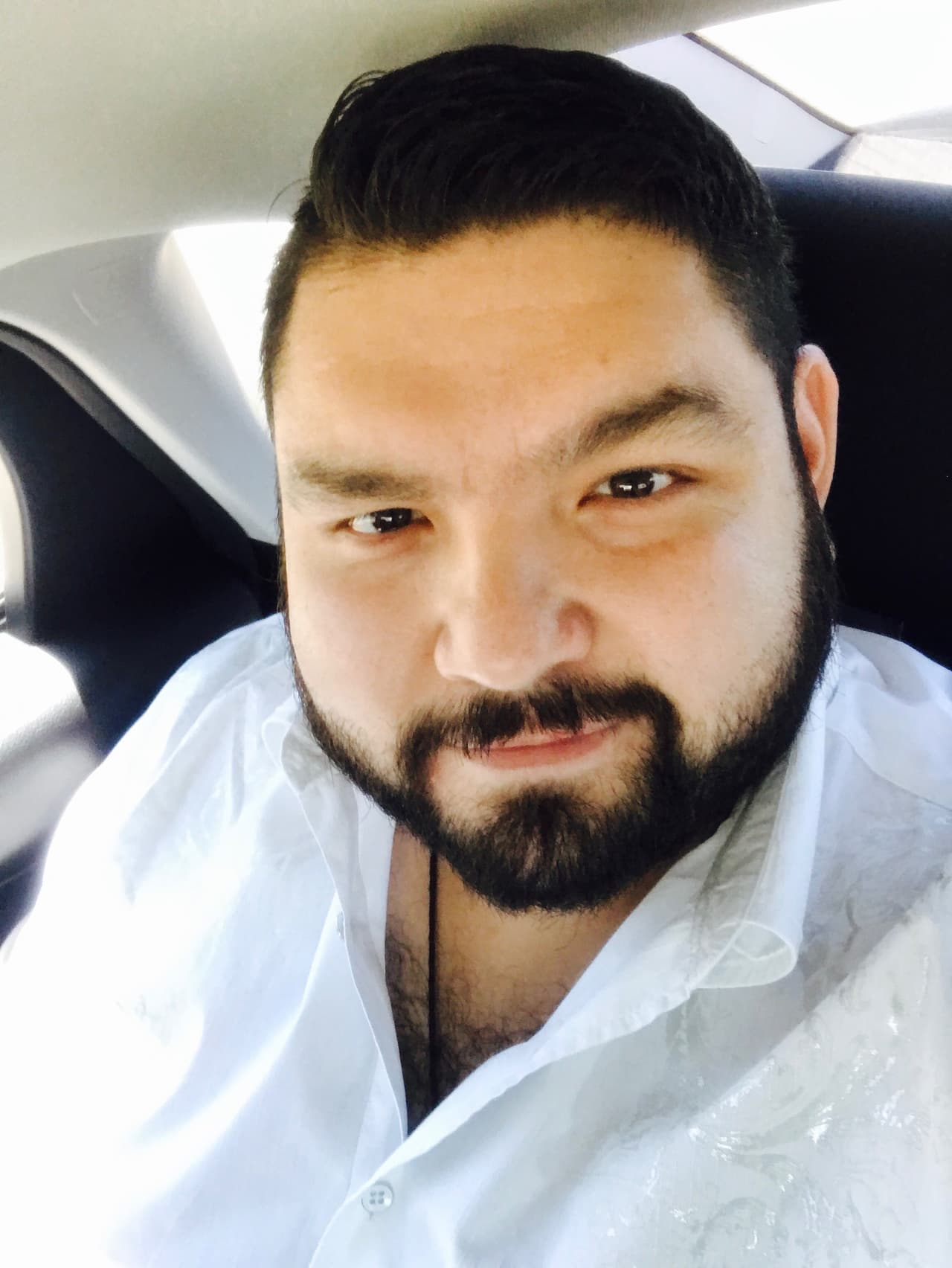 El locutor sabe como salir perfecto en una selfie.