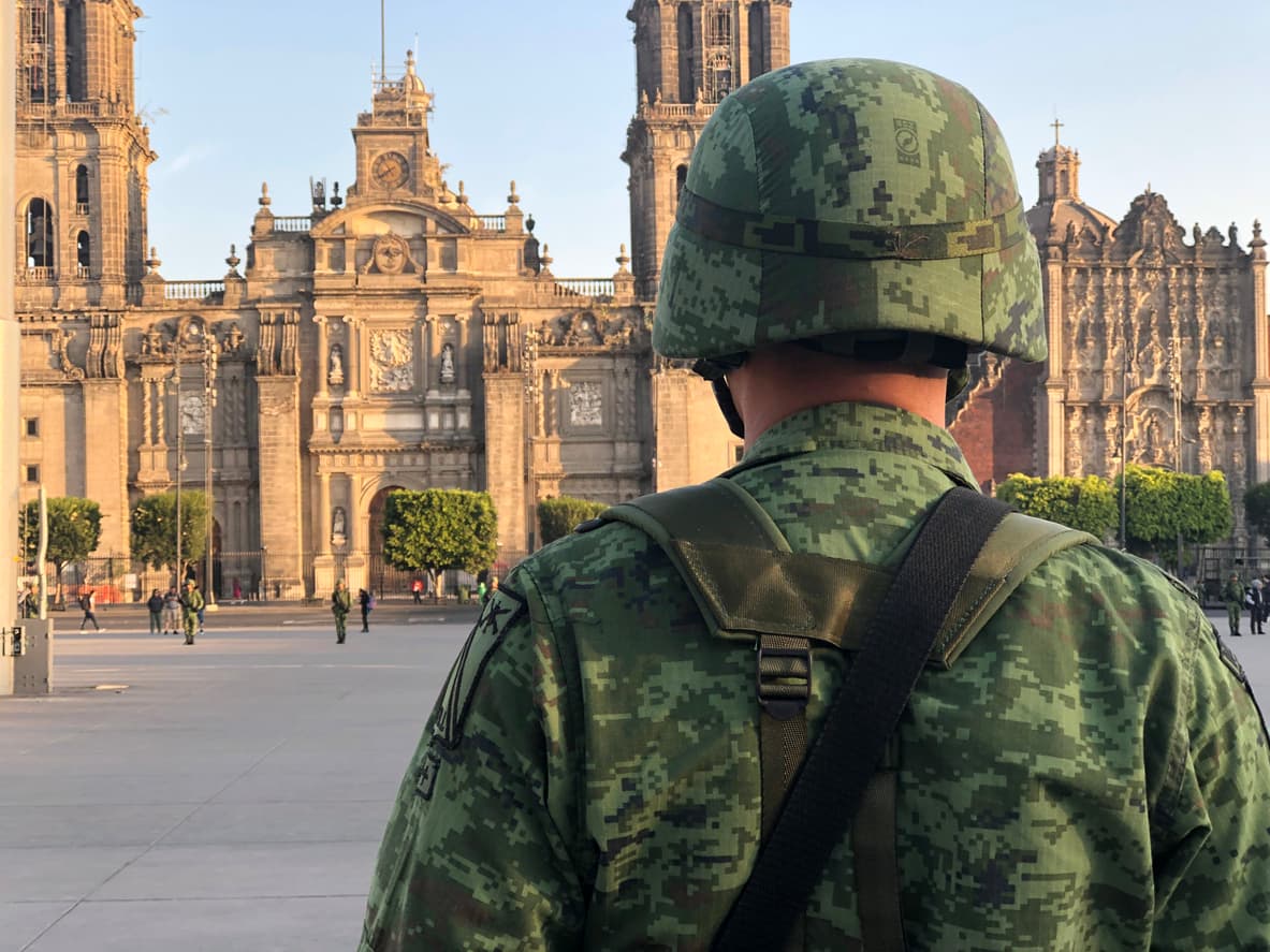 Graban a un marino mexicano desnudo mientras somete e intenta asfixiar a una mujer

