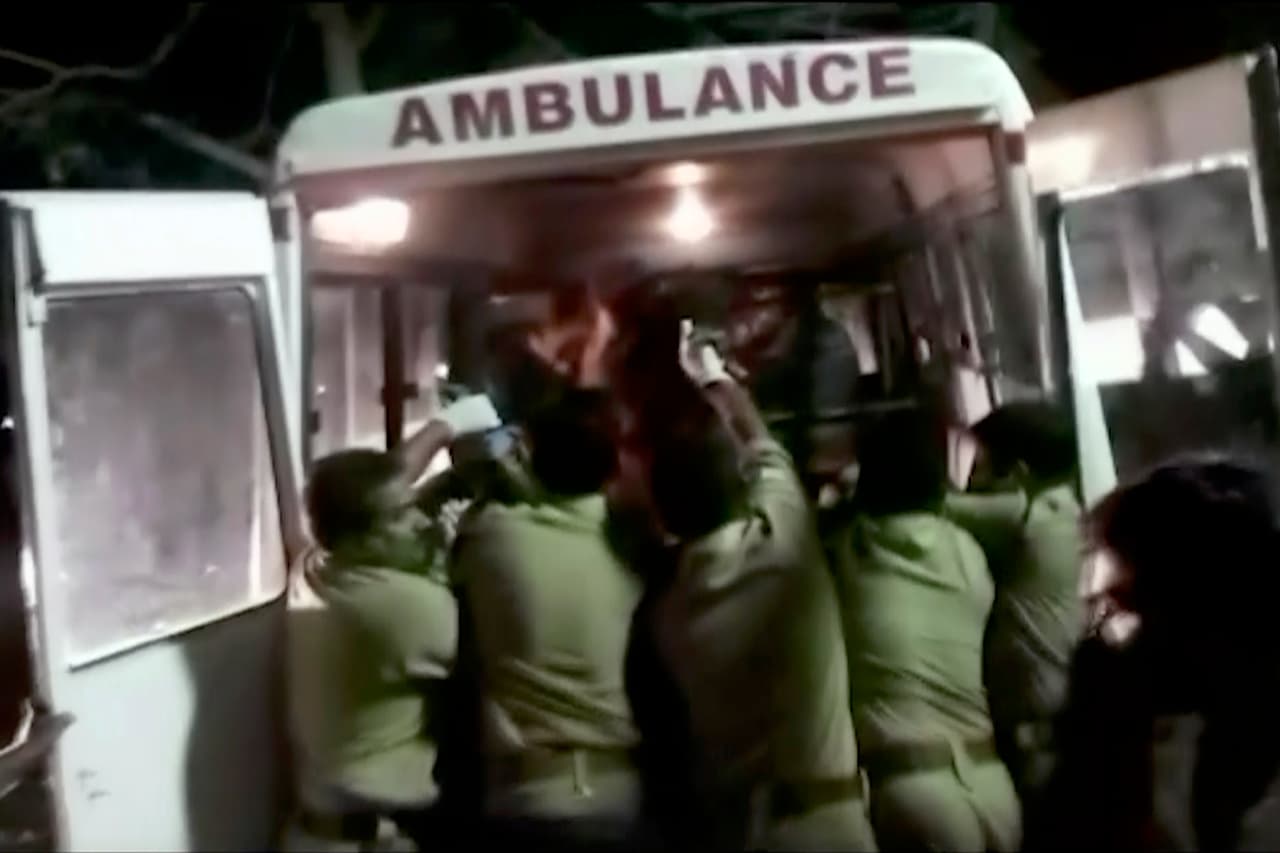 Rescatistas llevan a una mujer herida a una ambulancia para que sea atendida por médicos