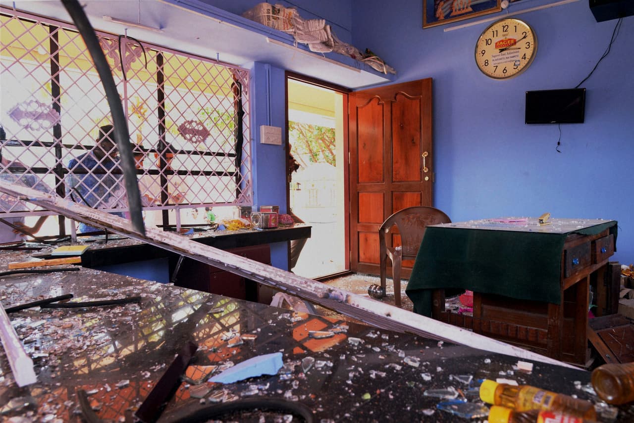 Una vista de un edificio dañado después del gran incendio durante una exhibición de fuegos artificiales