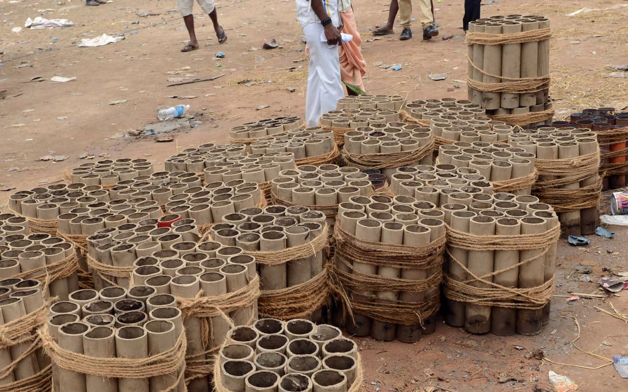 Empaques de fuegos artificiales se mantienen apilados cerca del lugar donde sucedió el incendio