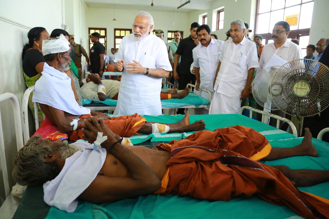 El Primer Ministro indio, Narendra Modi, visita a las víctimas en el hospital del distrito de Kollam