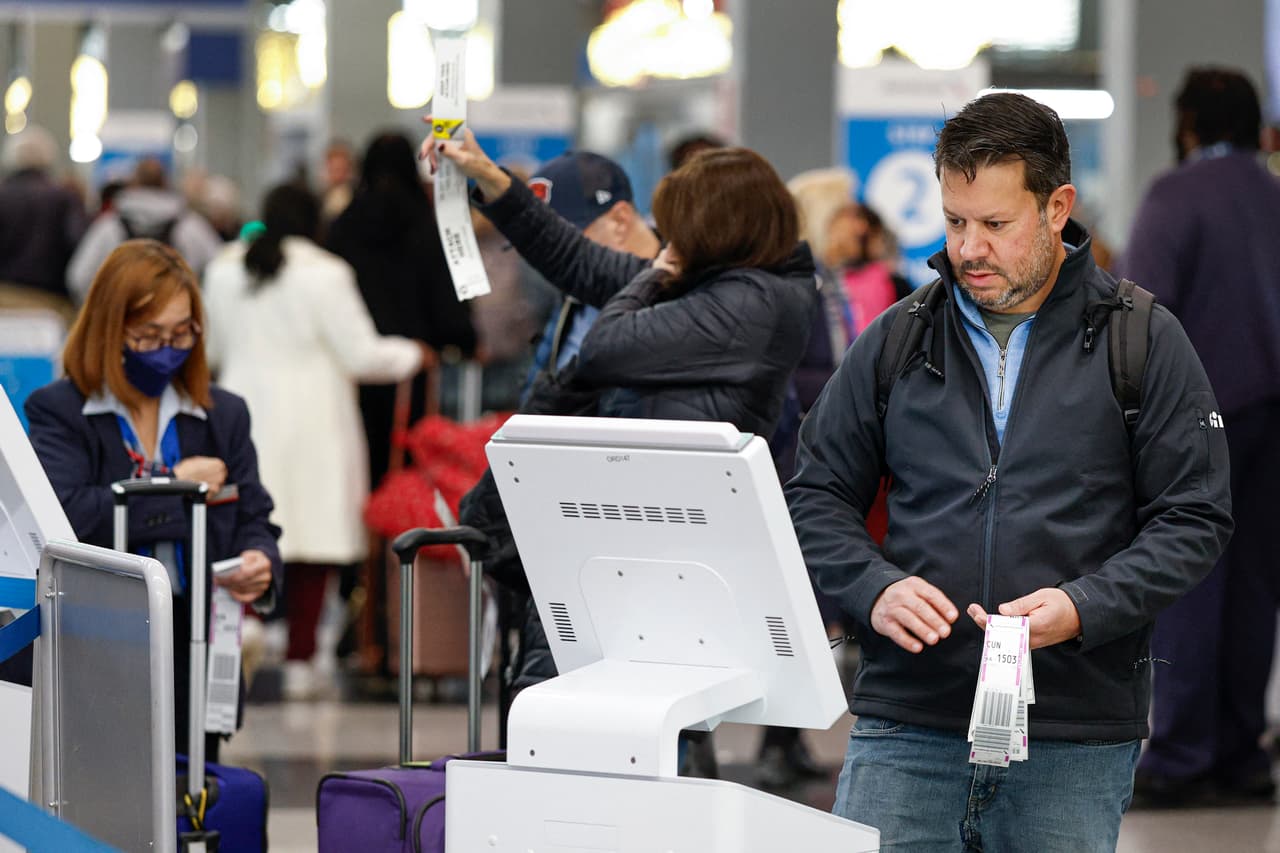 Muchas personas han optado por conducir debido al temor a retrasos en los vuelos, aunque los aeropuertos se han recuperado en gran medida de los problemas ocurridos
<a href="https://www.univision.com/local/dallas-kuvn/operaciones-aereas-vuelven-a-la-normalidad-este-es-el-panorama-en-el-aeropuerto-de-dallas-fort-worth-video" target="_blank">durante el cierre del gobierno. </a>
<br>
<br>Sin embargo, el clima se ha convertido ahora en una de las mayores preocupaciones para los viajeros. Una alerta de AccuWeather está vigente por
<b>fuertes vientos y ráfagas de nieve</b>, lo cual podría complicar los desplazamientos del miércoles y el regreso del
<a href="https://www.univision.com/local/chicago-wgbo/que-esta-abierto-y-que-estara-cerrado-en-chicago-este-dia-de-accion-de-gracias" target="_blank">fin de semana festivo.</a>
<br>