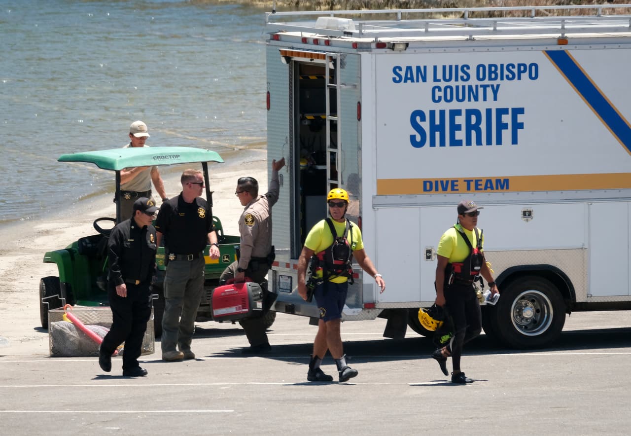 En el lago
<b>hay muchos arbustos y ramas</b>, lo que ha dificultado la visibilidad y la posibilidad de avanzar dentro del mismo.