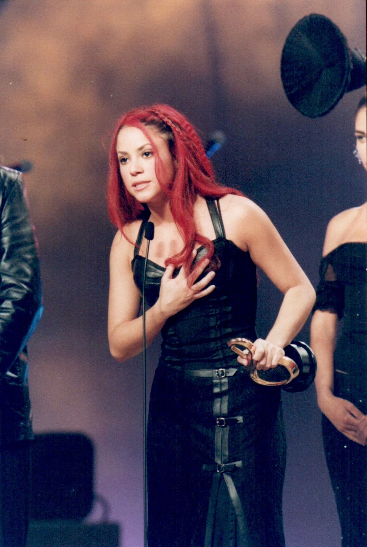 Shakira asistió por segunda ocasión consecutiva a la entrega de Premio Lo Nuestro. La colombiana llevaba una melena roja y alborotada. Fue nombrada la Artista Femenina del Año Pop. Un año antes, en septiembre de 1998, había salido al mercado su álbum '¿Dónde están los ladrones?'.