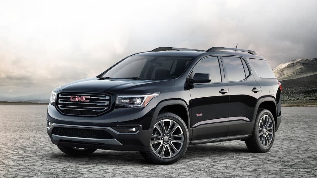 3. 
<b>GMC Acadia</b>: La crossover familiar de GMC, la divisiones de camiones y camionetas de General Motors, es hermosa, elegante, fácil de manejar y según la Universidad Americana también muy estadounidense.
<br>
<br>La GMC Acadia, totalmente nueva para 2017 fue la primera de las crossovers medianas de General Motors en adoptar la nueva plataforma C1XX, lo cual hizo sin afectar su lugar en la lista.