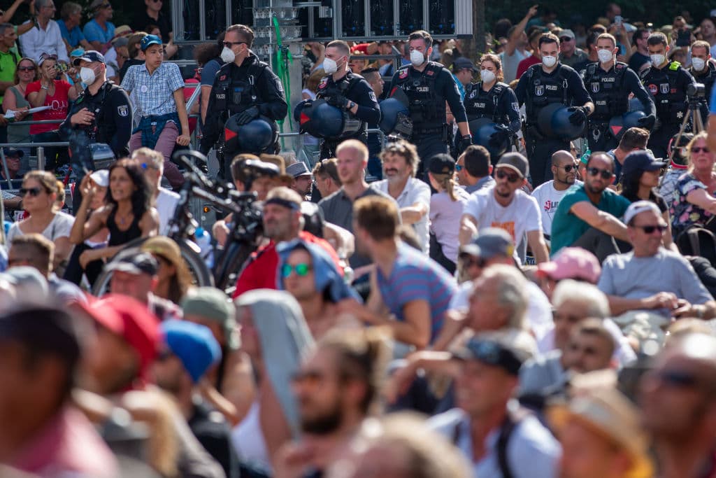 La policía de Berlín, que pidió a través de altavoces a los manifestantes que respetaran las medidas de seguridad, anunció en Twitter que interpuso una denuncia contra los organizadores por "no respetar las reglas de higiene". Los manifestantes creen que estas medidas deberían desaparecer, ya que la crisis sanitaria se ha superado.