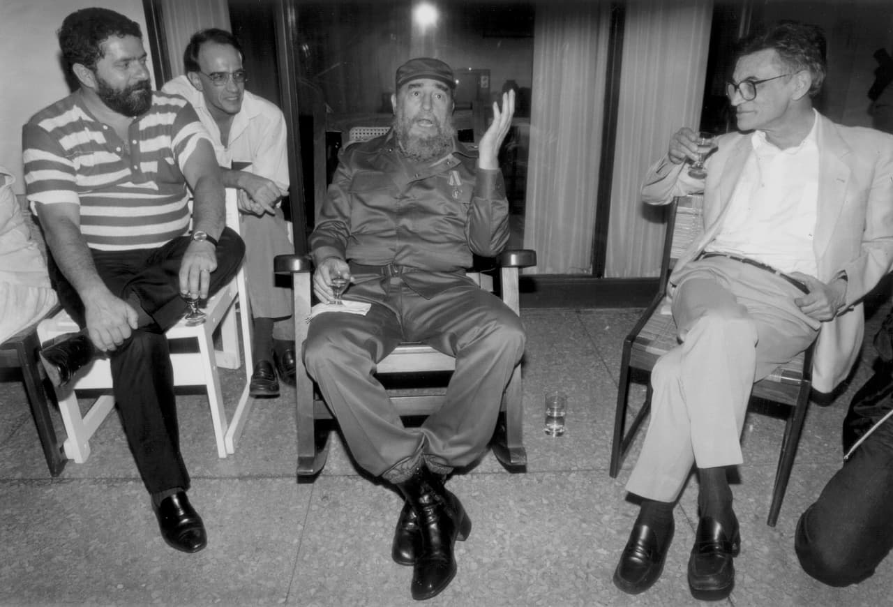 Luego de consolidarse como el líder del movimiento obrero de Brasil en los años 70, entra oficialmente en la política 
<b>en 1980 cuando funda el Partido de los Trabajadores, de tendencia izquierdista.</b> En la fotografía, Lula da Silva junto al entonces mandatario cubano Fidel Castro en una visita a La Habana, Cuba, en 1989.