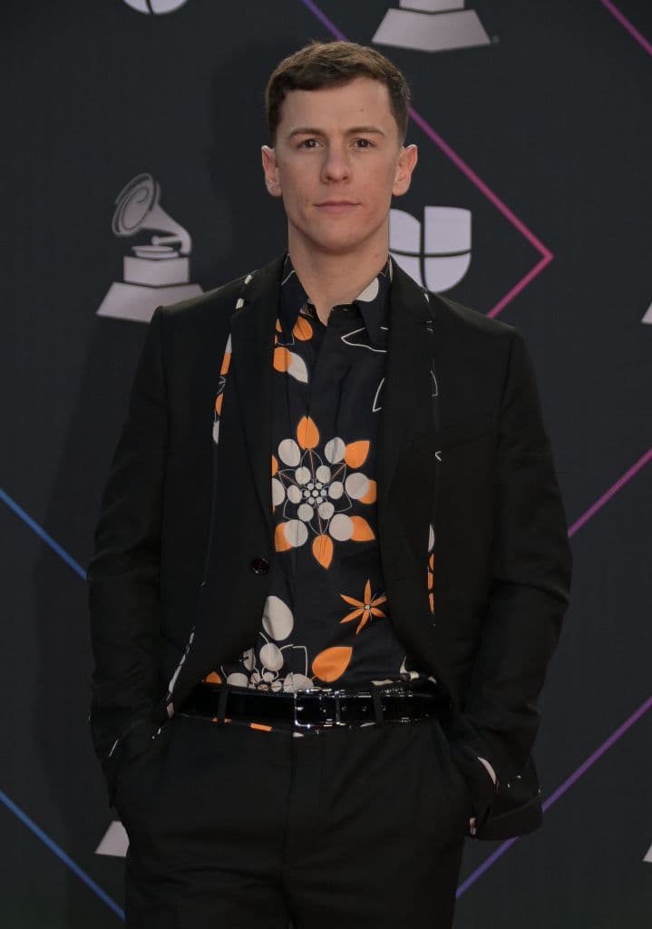 <b>Guaynaa</b> arrivó al lugar con un look fresco, pero casual.