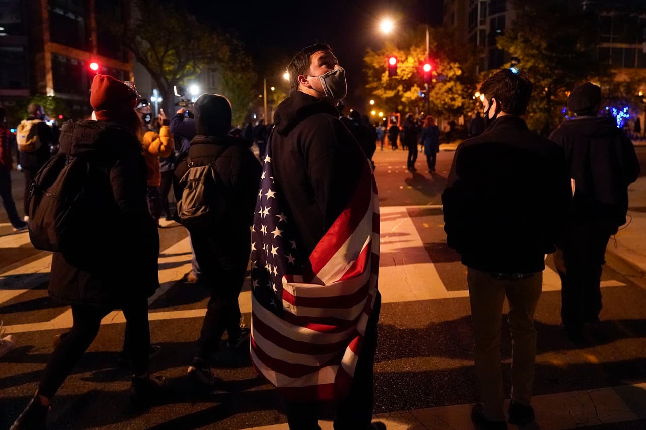 Desde temprano decenas de manifestantes se encontraron frente a la Casa Blanca, donde Donald Trump ha esperado los resultados.