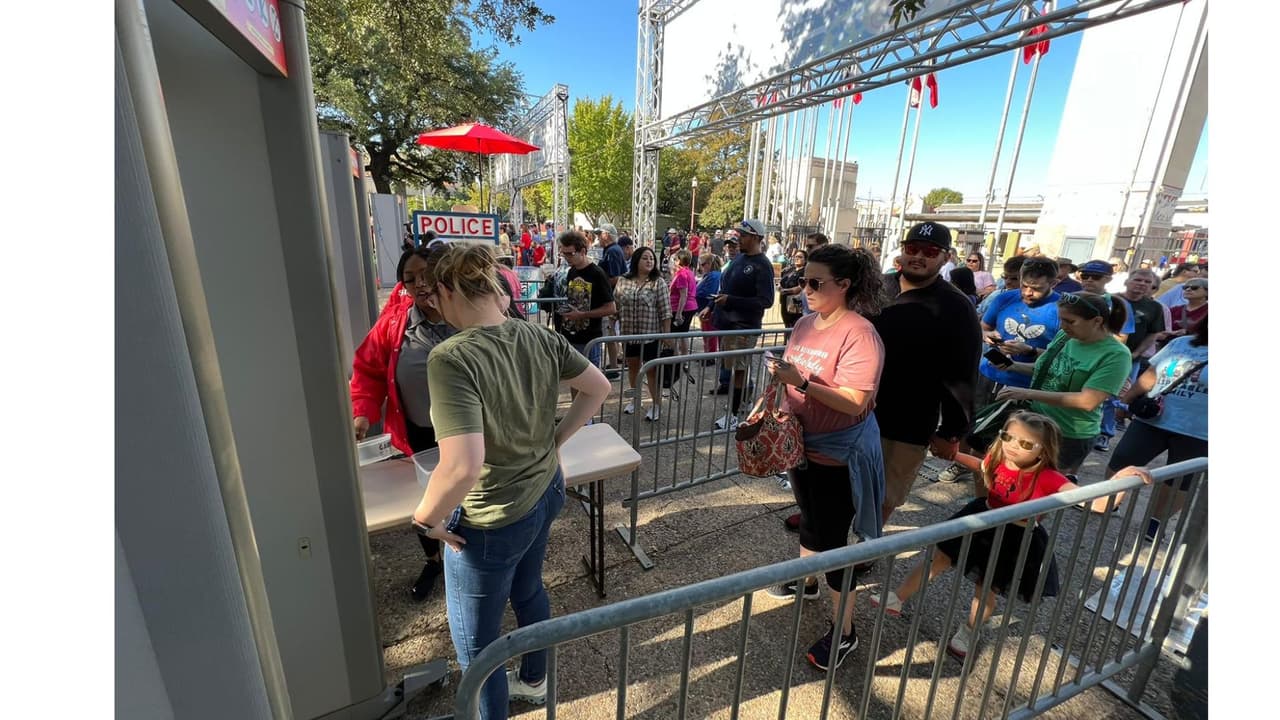 Este año se reforzaron las medidas de seguridad en la Feria Estatal de Texas en Fair Park. Ahora hay 60 policías sin uniforme, cámaras de seguridad de alta definición y alertas por mensajes de texto.