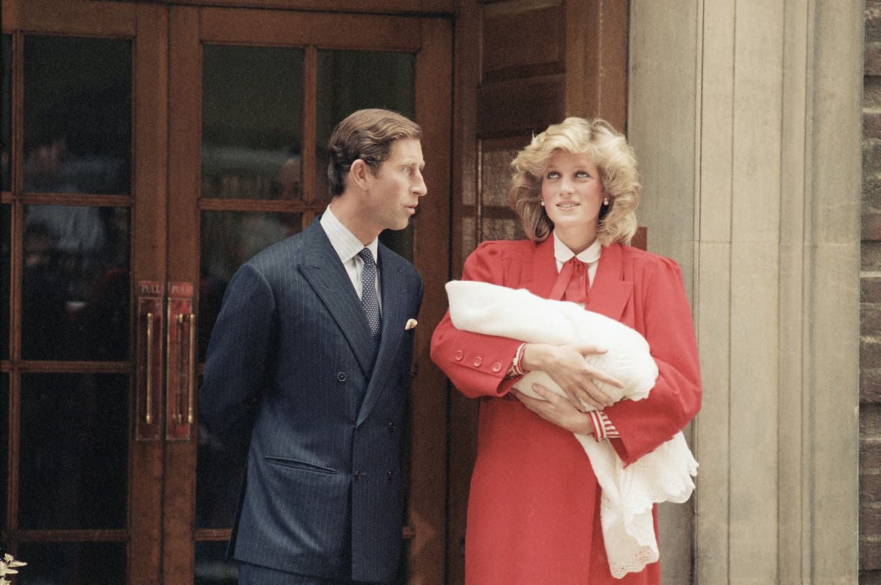 <b>16 septiembre 1984</b>
<br>El príncipe y la princesa de Gales, Carlos y Diana, aparecieron una vez más frente al ala Lindo del hospital St Mary en Londres para mostrar a su segundo hijo, el príncipe Harry, un día después de nacido. 
<br>