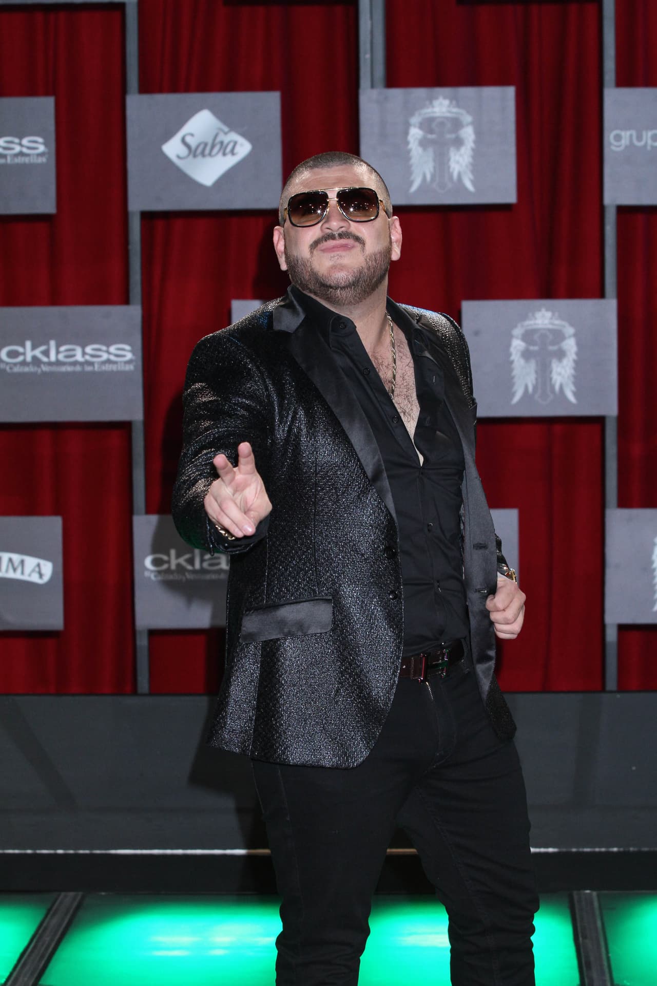 ¡Agárrense! El Komander llegó feliz y muy alborotado a la gran fiesta.