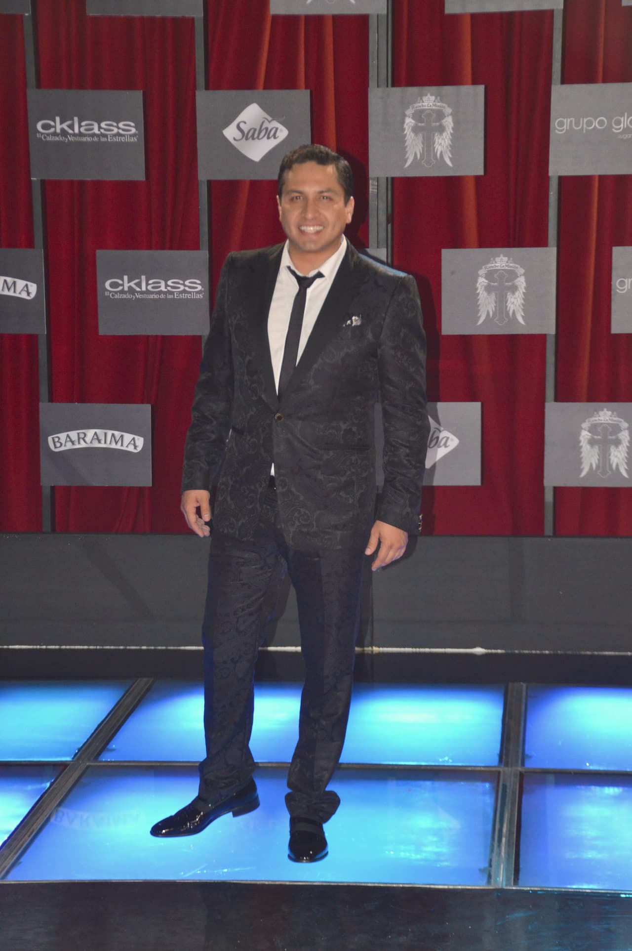 Julión Álvarez también le sonrió a los reflectores y llegó convertido en un catrín.