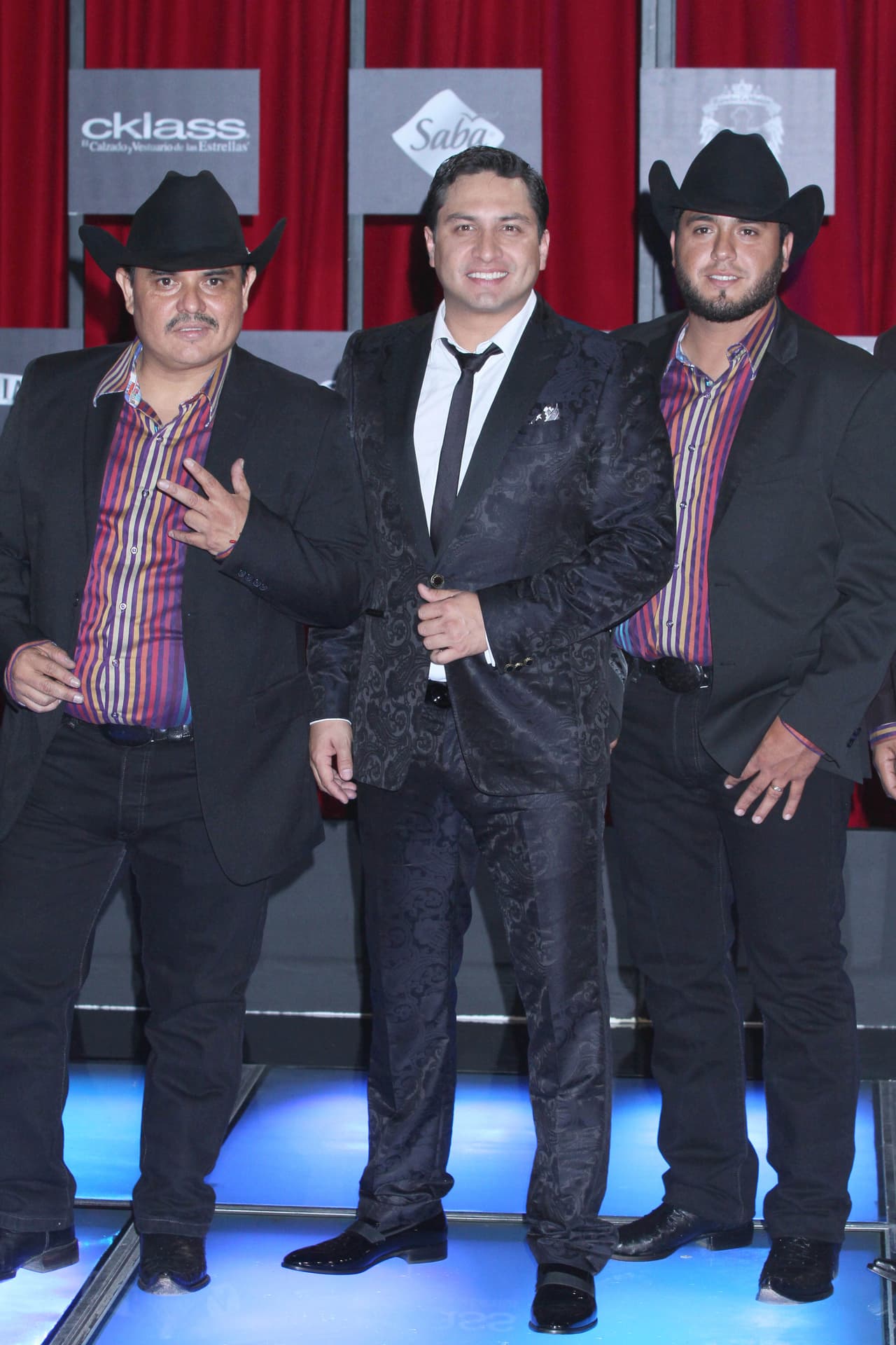 Acompañado de su Norteño Banda, el ídolo grupero saludó a los fans que lo llenaron de piropos.