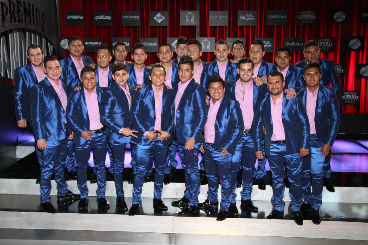 La 'party' en la alfombra se puso al máximo con la llegada de La Trakalosa de Monterrey, que vistieron de azul para deslumbrar a sus seguidores.