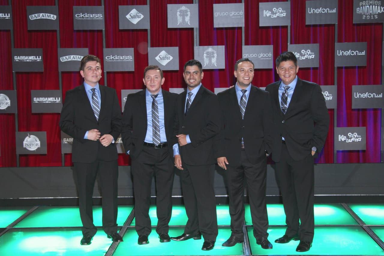 Los que también pasaron lista fueron los integrantes de La Original Banda El Limón y prefirieron un atuendo formal para la noche.