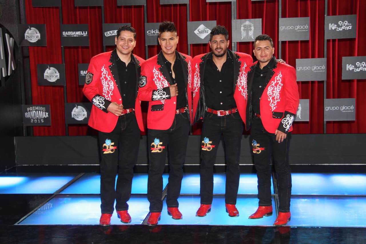 Los que eligieron el 'look' diablito fueron los chicos de Pequeños Musical, que tampoco se olvidaron de pasar por esta alfombra, presumiendo sus atuendos con detalles en rojo.