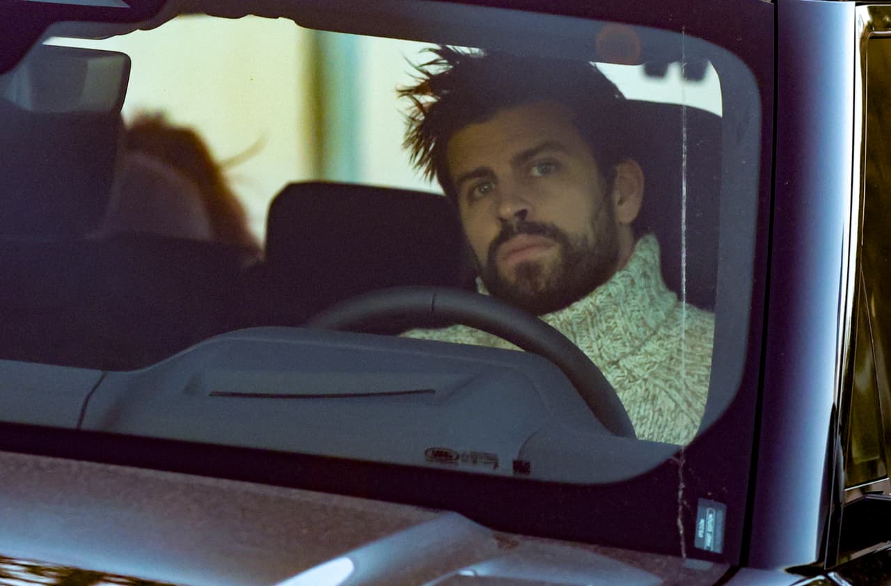 En las imágenes captadas por paparazzi se pudo observar que Piqué no entró a la cochera de la residencia de Shakira, sino que esperó a Milan y Sasha en las inmediaciones.