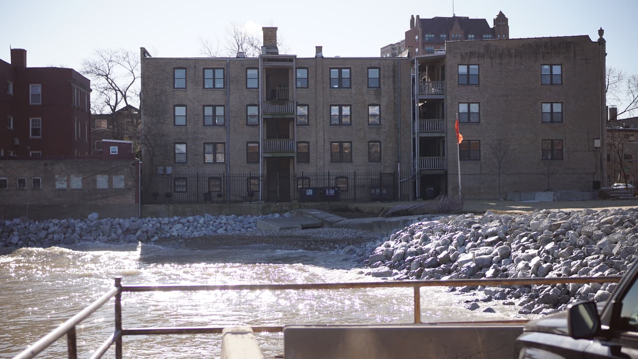 Los vientos 
<a href="https://www.univision.com/local/chicago-wgbo/chicago-quedo-cubierta-por-hielo-tras-una-tormenta-invernal-que-trajo-fuertes-olas-lluvia-y-nieve-fotos">provocaron olas</a> que llegaron a medir hasta 12 pies de altura. Ahora, la playa Howard tiene piedras.