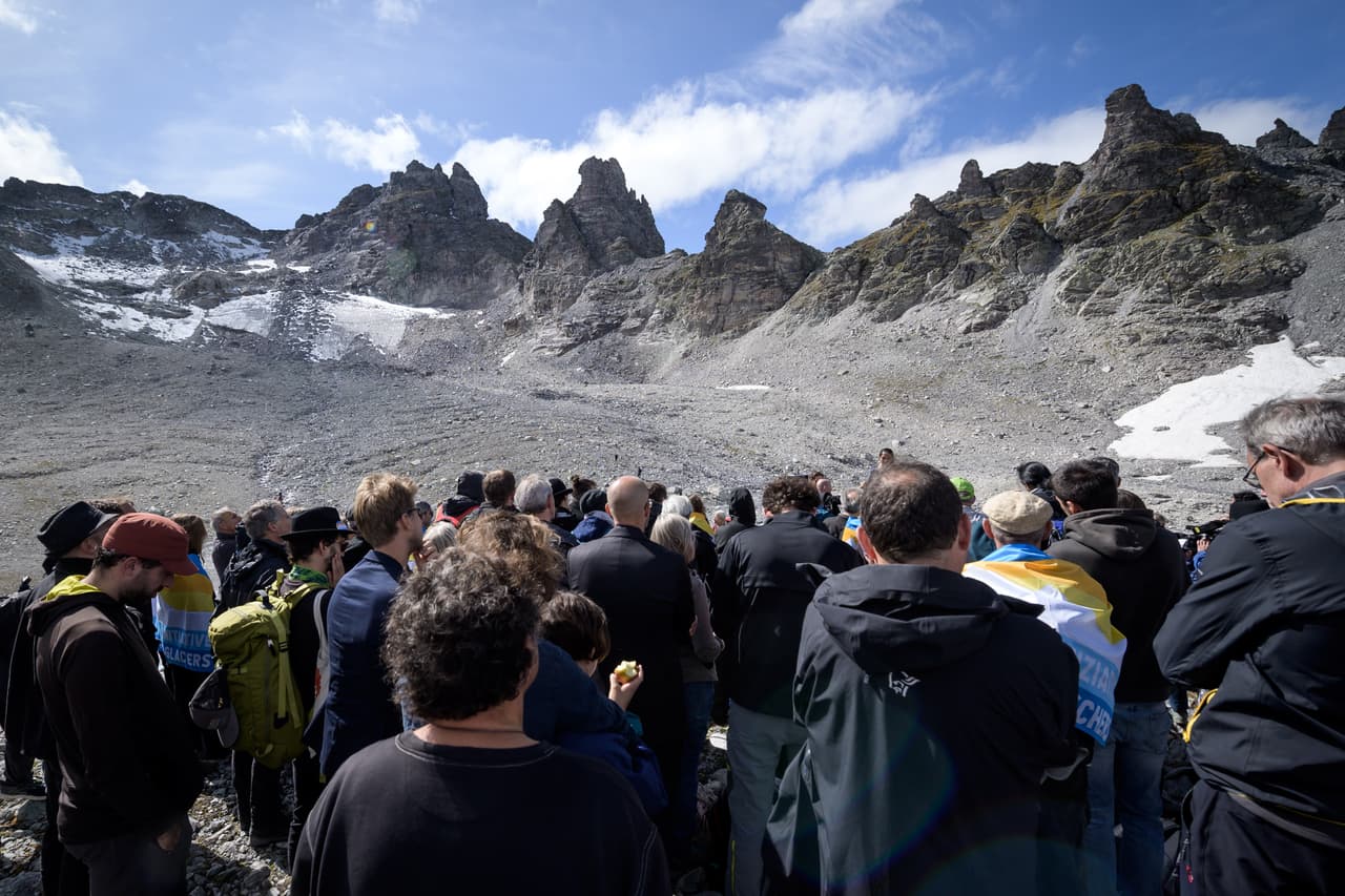 "Estamos aquí para despedirnos de Pizol", dijo el glaciólogo suizo Matthias Huss en un discurso sombrío después de llegar al glaciar, uno de los más estudiados en los Alpes. La caminata llegó hasta el pie de la formación de hielo que se derrite rápidamente a una altitud de alrededor de 8,850 pies (unos 2,700 metros), cerca de las fronteras de Suiza y Austria.
<br>
