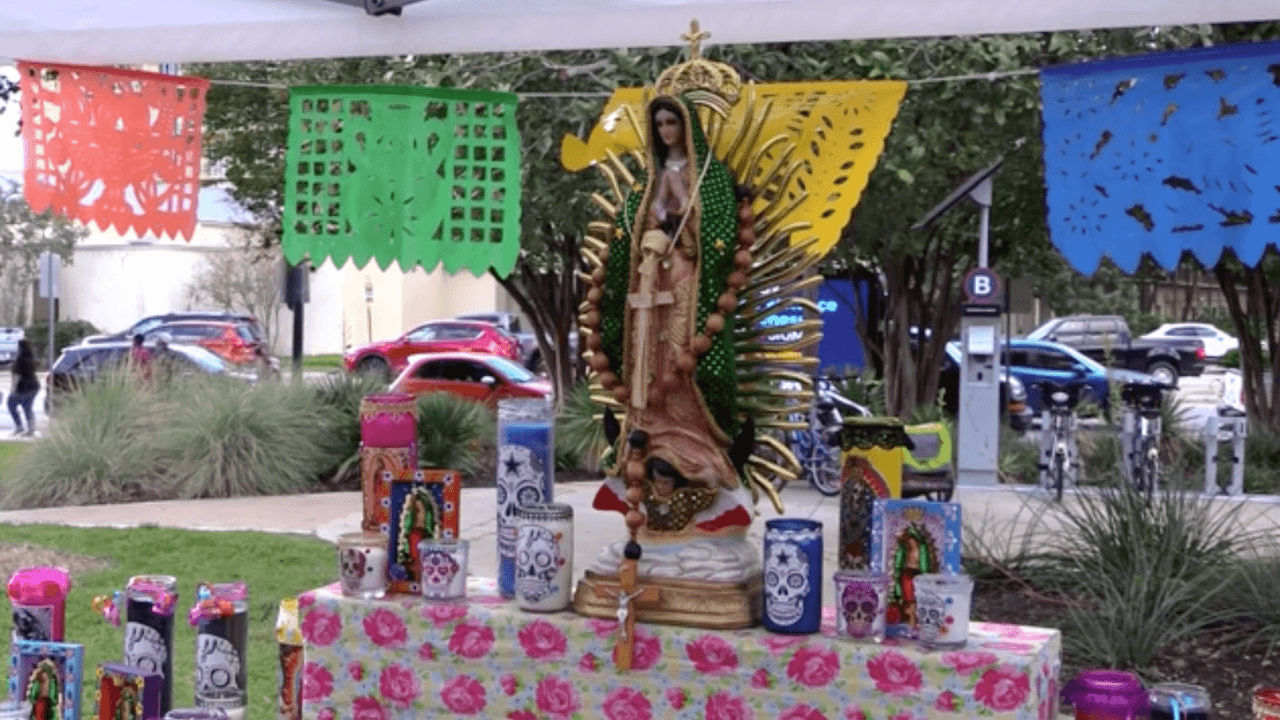 <h3 class="cms-H3-H3">La Vida de los Muertos</h3>
<br>📍Plaza Guadalupe
<br>1327 Guadalupe Street
<br>
<br>Si quieres ver un baile sobre el Día de Muertos, este evento es para ti. En el bailable participarán Guadalupe Dance Company, Dance Academy y Mariachi Academy. Por otra parte, habrá un altar de muertos en la Galeria Guadalupe, en 723 S. Brazos, de lunes a sábado, de 10 am a 4 pm. Estará disponible del 2 de noviembre al 2 de diciembre.