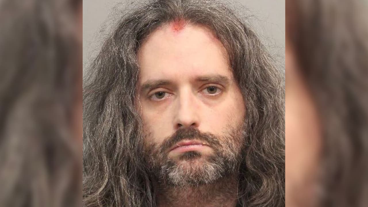 Acusan a hombre de apuñalar a dos personas con un bolígrafo en el noroeste de Houston