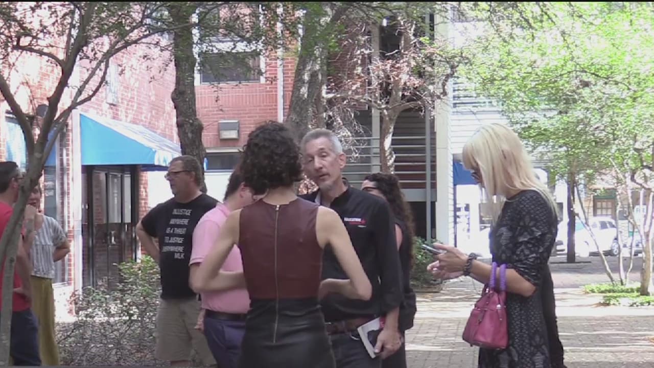 Denuncian acoso a una persona de la comunidad LGBTT durante una reunión del distrito escolar de Austin