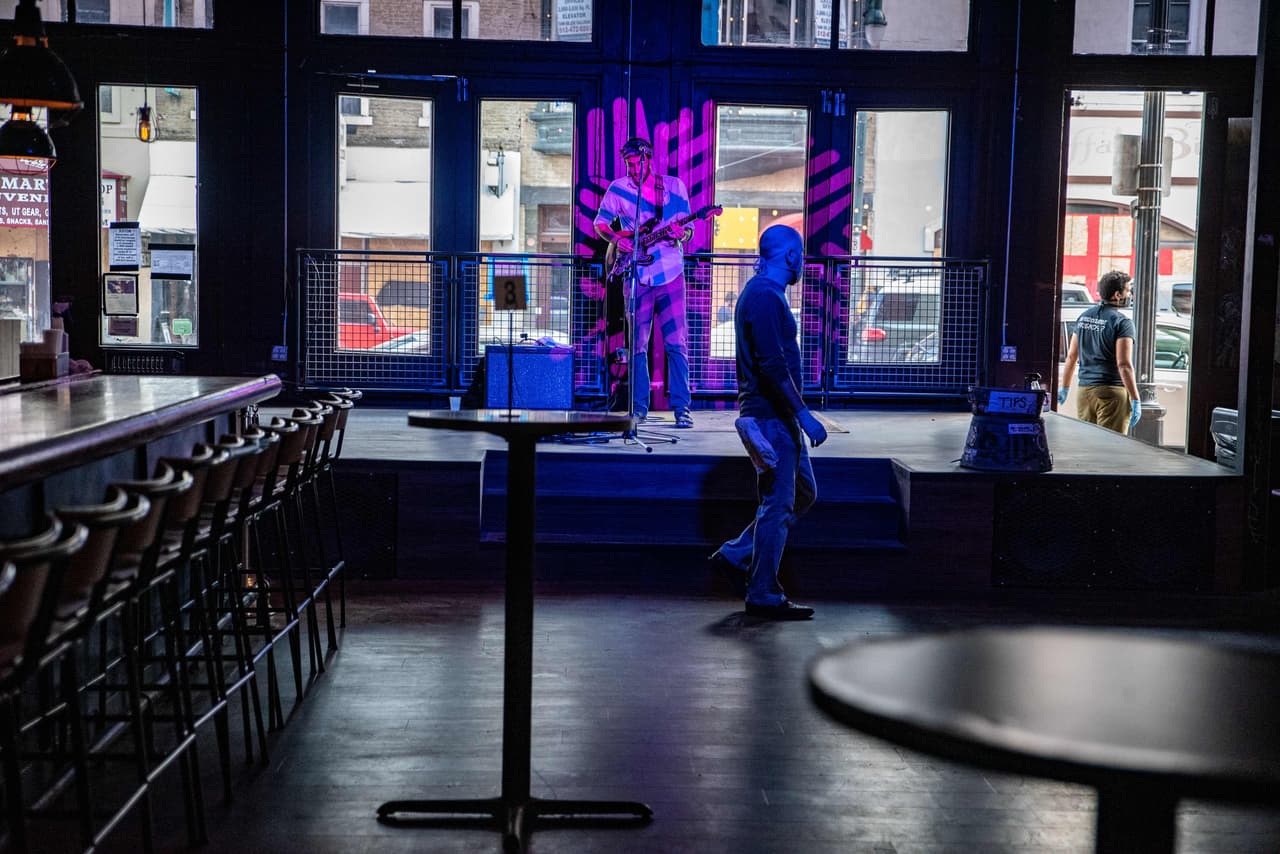 Es importante considerar que no podrá solicitar este apoyo si recibió la ayuda federal proporcionada por MusiCares. Los solicitantes deberán vivir en alguno de los 10 distritos de la ciudad de Austin.