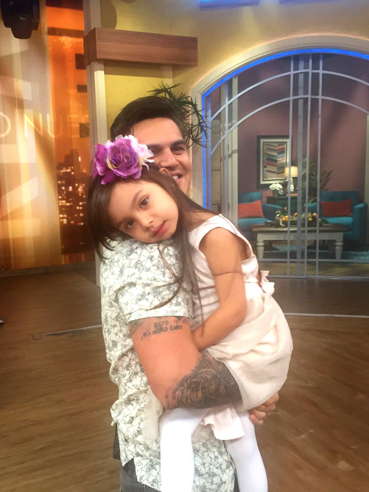 Elizabeth estaba feliz en brazos de su papá.