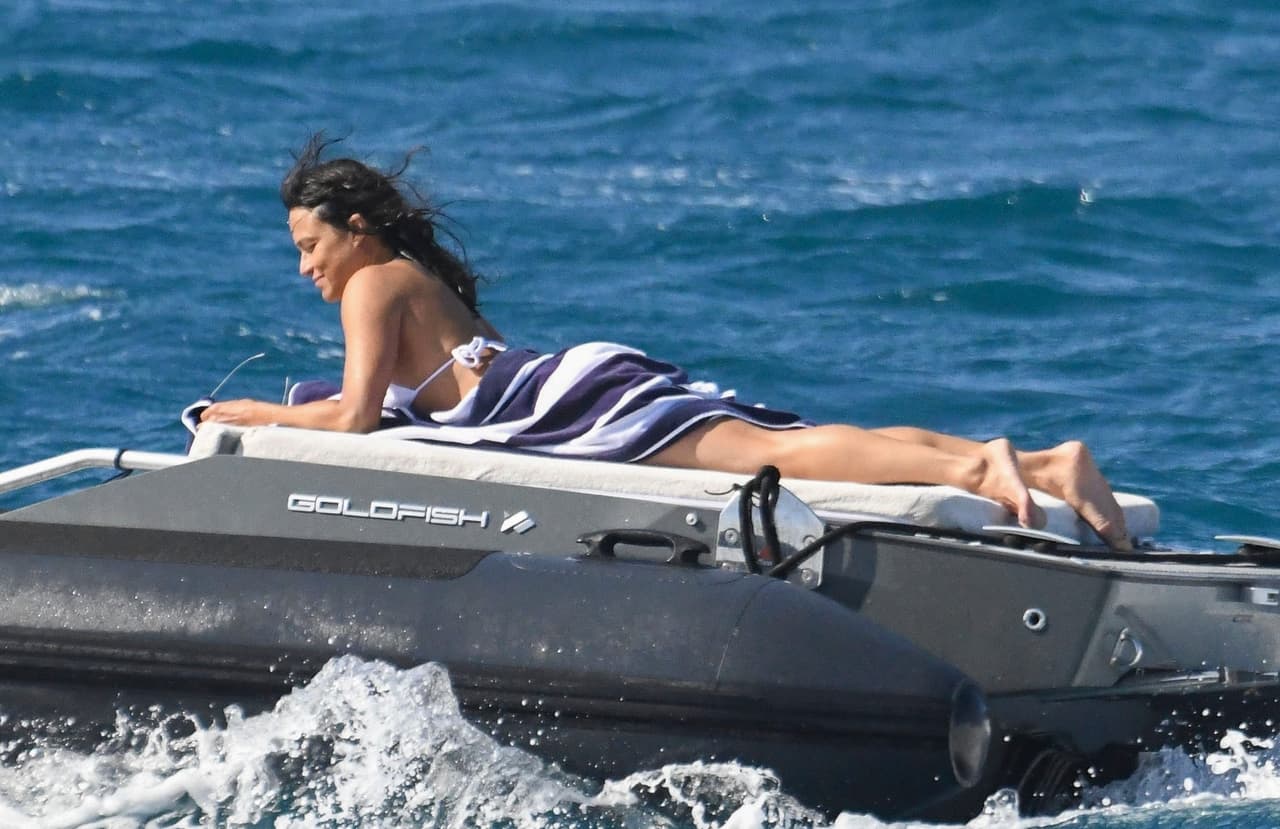 También disfrutó de un paseo en un mini tender inflable mientras descansaba.