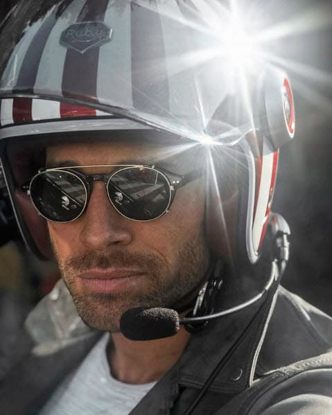 Una de sus pasiones son las motocicletas y cuando tiene tiempo le gusta rodar por las carreteras para combinar la velocidad con la naturaleza.