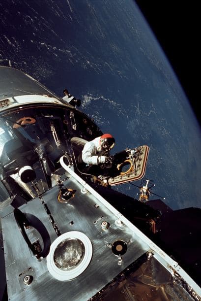 Esta fotografía tomada el 06 de marzo de 1969, muestra al astronauta David Scott, comandante del Apolo 15, durante el primer acoplamiento entre dos vehículos espaciales. Junto con Rusty Schweickart completaron un periodo de 46 minutos de caminata espacial fuera del módulo lunar.