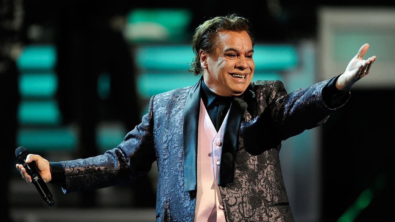 Juan Gabriel se puso ese nombre por su maestro, Juan Contreras y por su padre, don Gabriel.