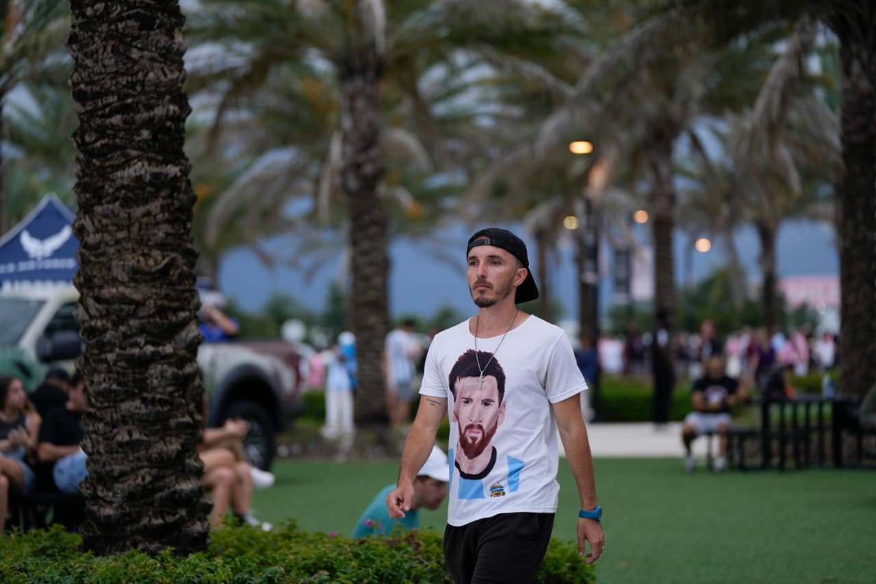 Messi se ha convertido en un ícono de Miami. Murales con el rostro del campeón del mundo adornan la ciudad, generando una nueva demanda en el público. Una figura que puede ser considerada como el mejor futbolista de todos los tiempos, un deportista que no tiene ni el Miami Heat, ni los Marlins.