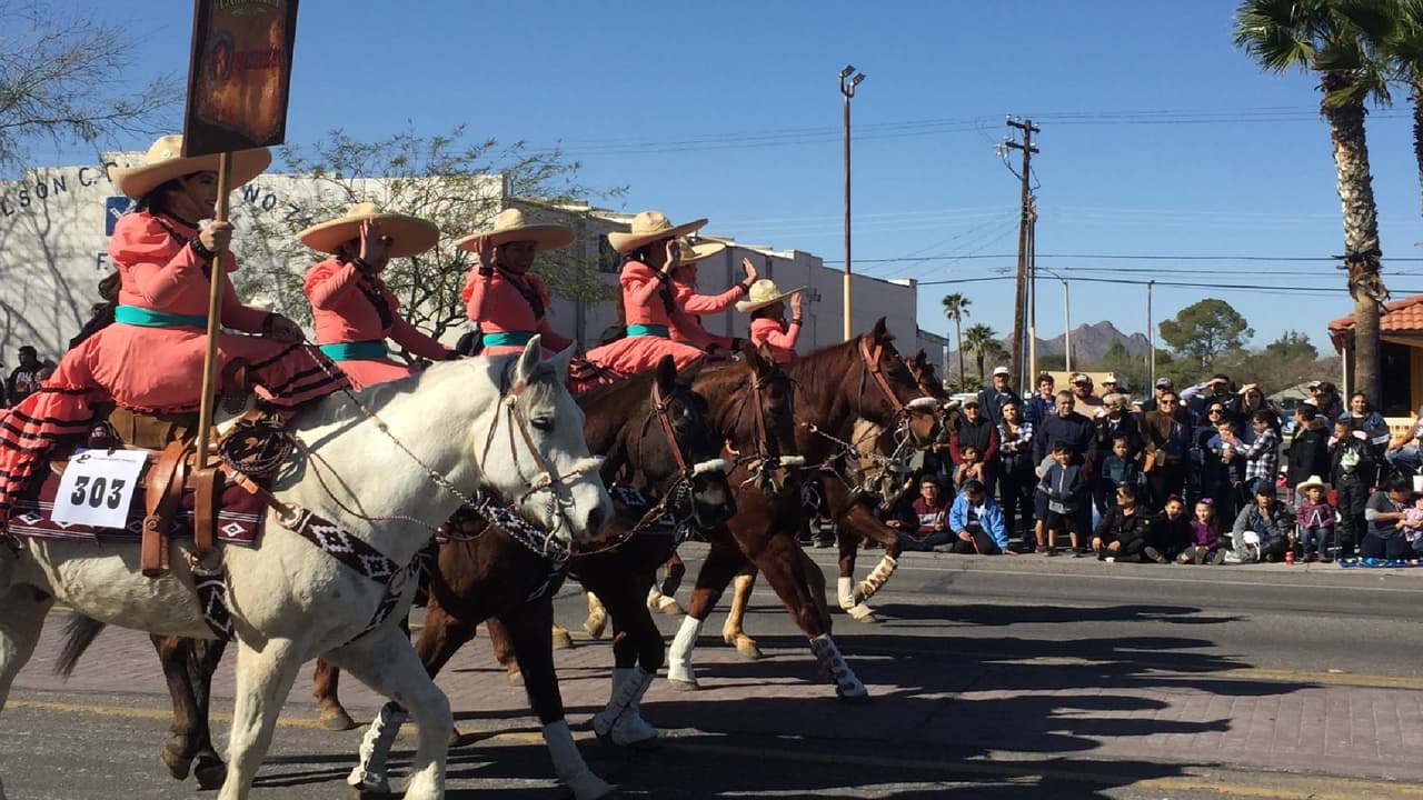Los trajes mexicanos y el grito de !Viva México! se sintió al paso de estas mujeres por la sexta avenida.