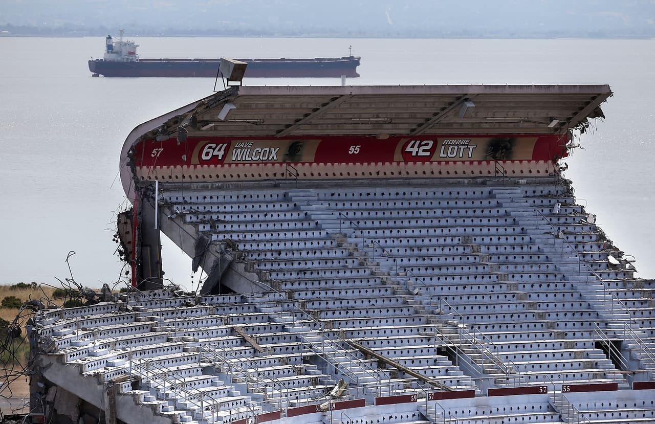 La demolición de la excasa de los Gigantes y los 49ers llegó a su fase final.
