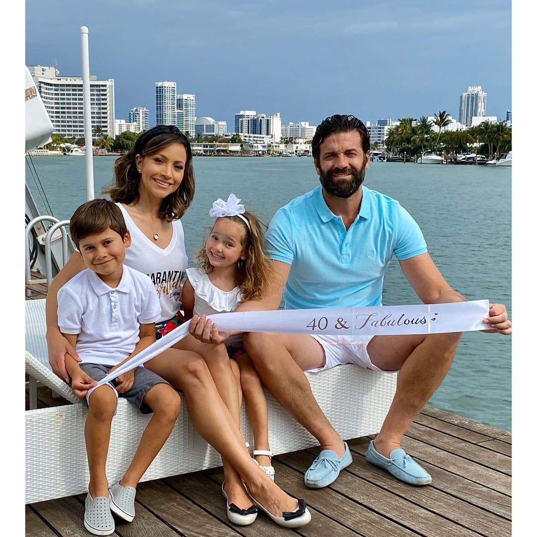 Los hermanitos están rodeados de amor y para muestra esta imagen en la que se les ve con una gran sonrisa junto a sus padres.