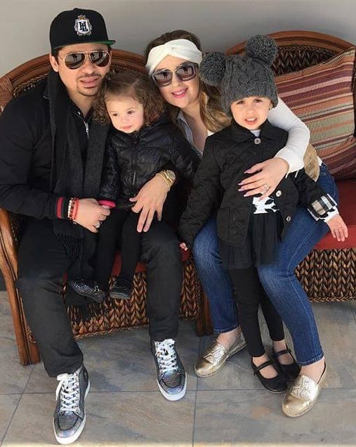 Para remediar lo sucedido, Larry borró la imagen de sus redes sociales yu comapartió esta bella foto familiar... "Por fin Después de una regañada, aquí les comparto esta foto Familiar".