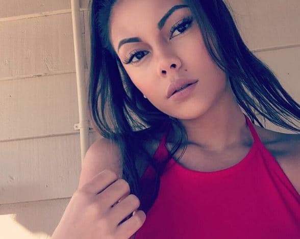 Megamy se ha caracterizado por lucir siempre sencilla y resaltando su mirada, aprovechando la forma de sus cejas.