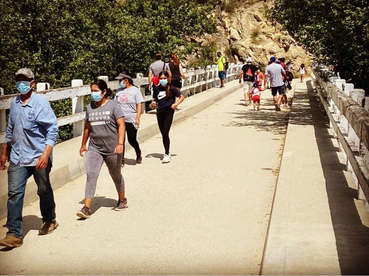El grupo Altadena Mountain Rescue advirtió al inicio del fin de semana disfrutar con responsabilidad de los espacios, lo cual en los tiempos del coronavirus implica el uso de mascarilla, distanciamiento social y recolección de basura.