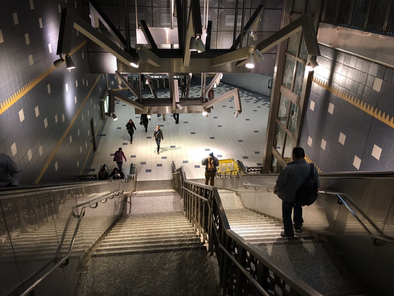 La estación del metro Universal City conecta con el parque de diversiones Universal Studios Hollywood.