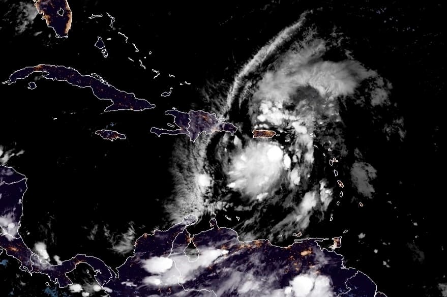La tormenta tropical Isaías arroja fuertes lluvias y ráfagas de viento al aproximarse a Puerto Rico y República Dominicana